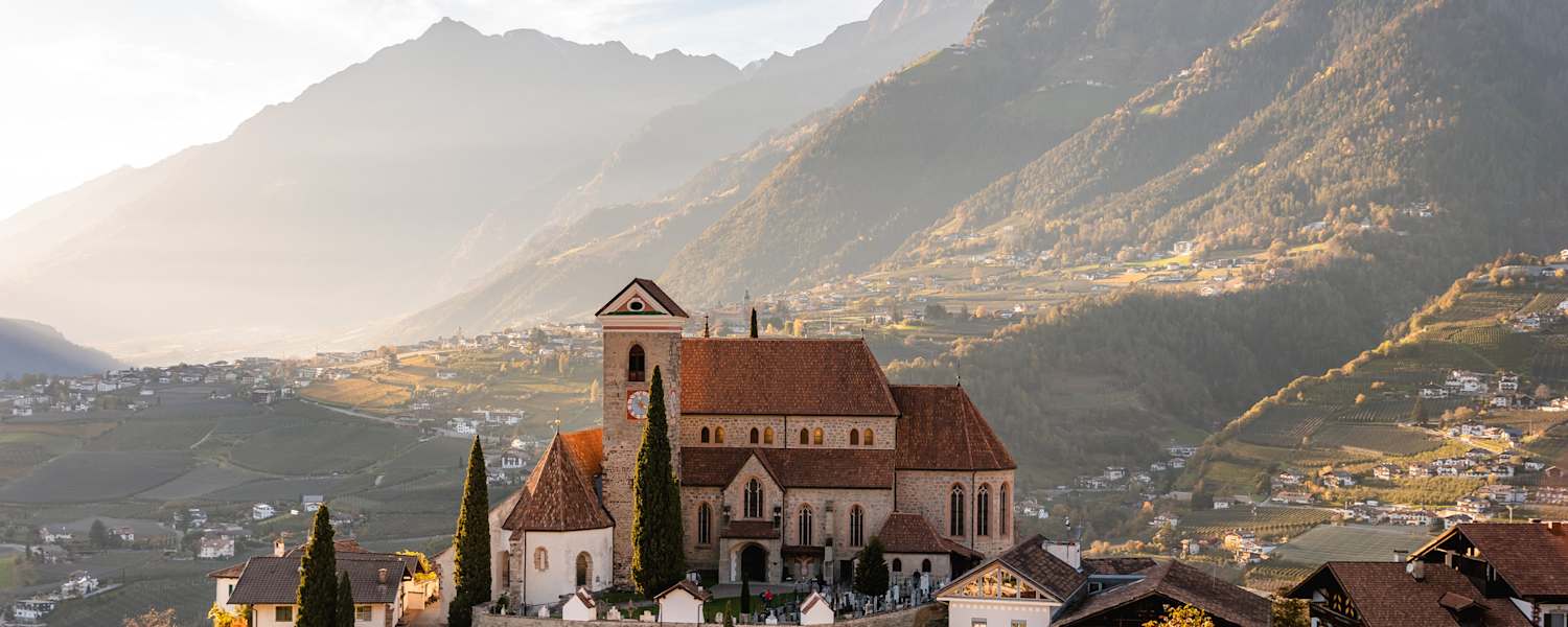 spätsommer in schenna, blick auf burg