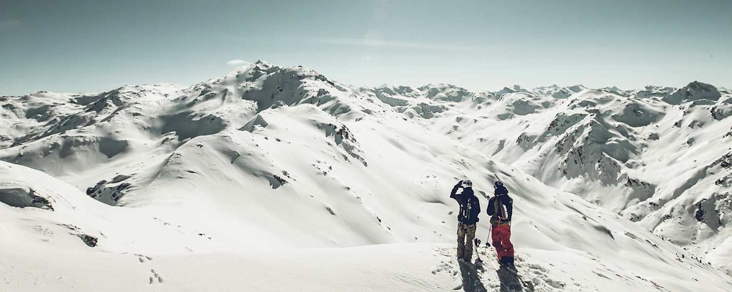 Die beiden genießen den Ausblick in die Zillertaler Alpen.