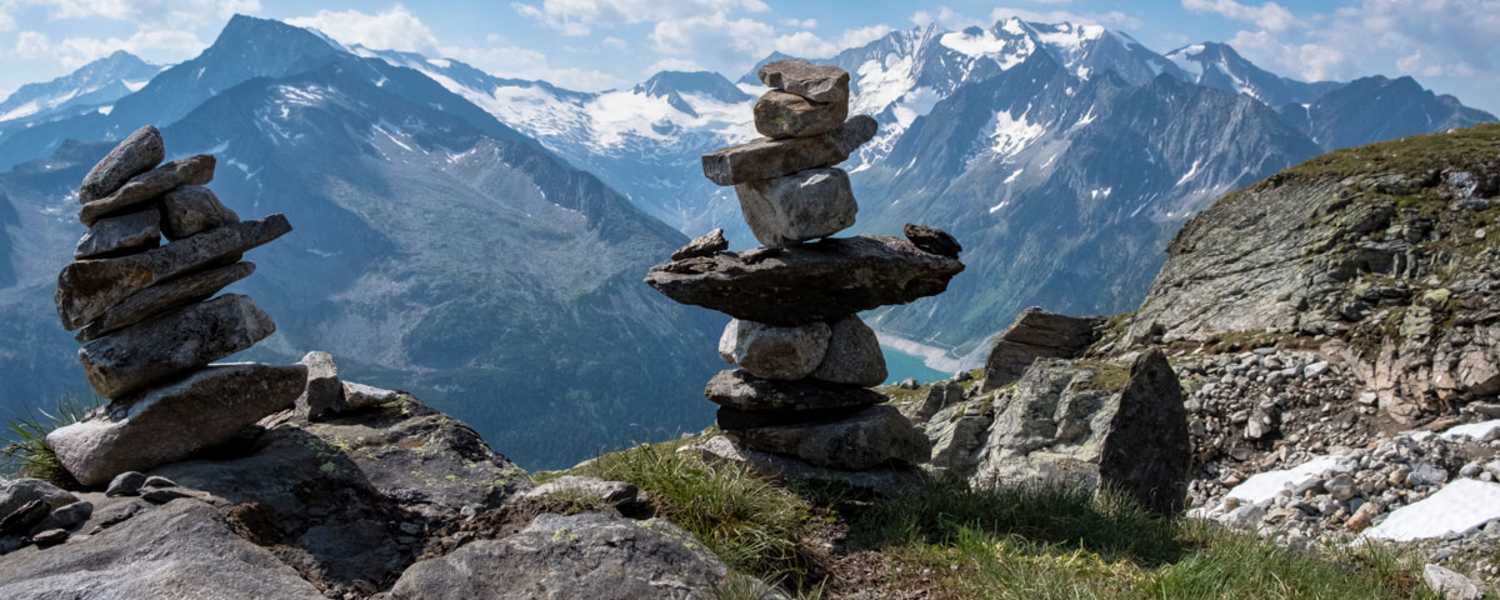 Zwei Steinmännchen weisen den Weg