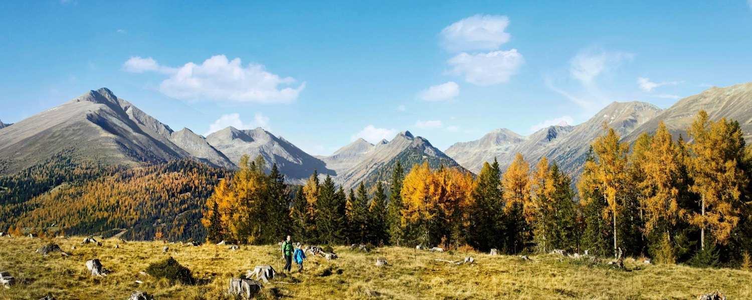 Ein Blick in das herbstlich gefärbte Hochtal