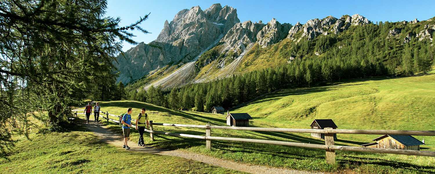 Südtirol: Wanderer im Schatten der Sextner Rotwand