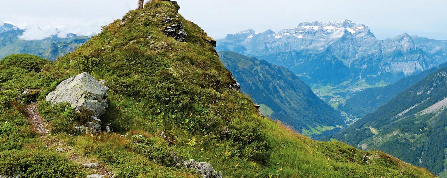 Rund um Zürich: Am Sunnenhörnli hoch über dem Sernftal in der Schweiz