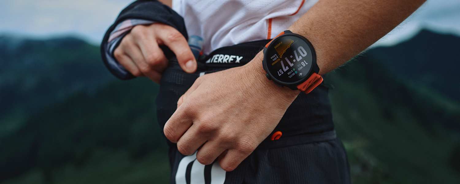 arm einer frau mit einer suunto race 2 sportuhr am handgelenk