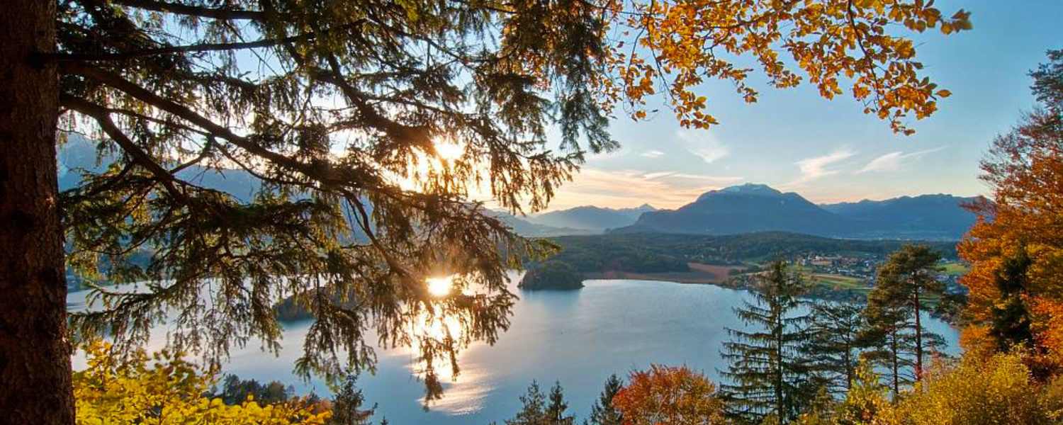 Blick von der Taborhöhe auf den Faaker See bei Villach in Kärnten