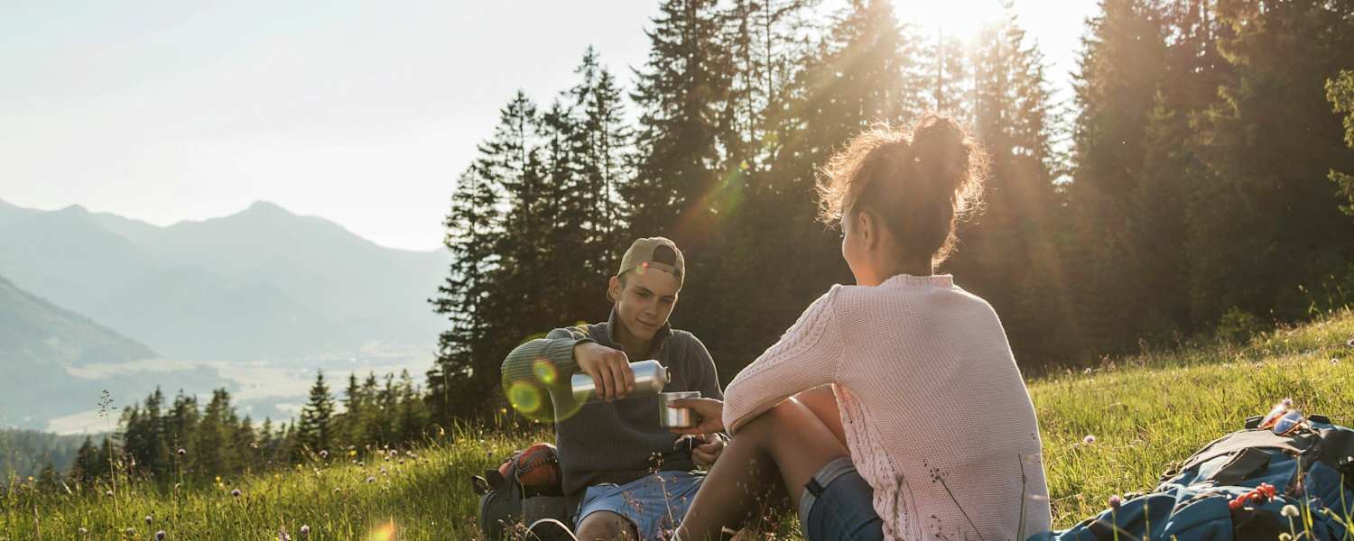 Wanderer beim Rasten im Tannheimer Tal in Tirol