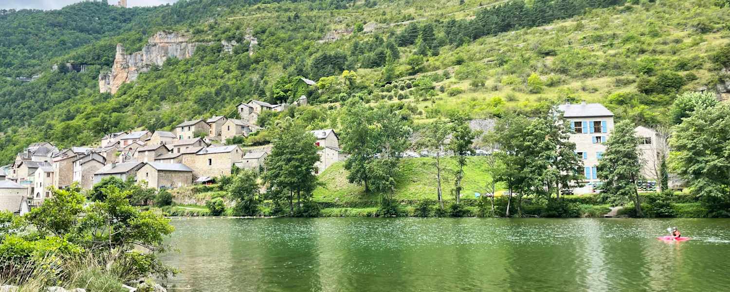 Der Tarn schlängelt sich durch unberührte Landschaften und steinerne Dörfer.