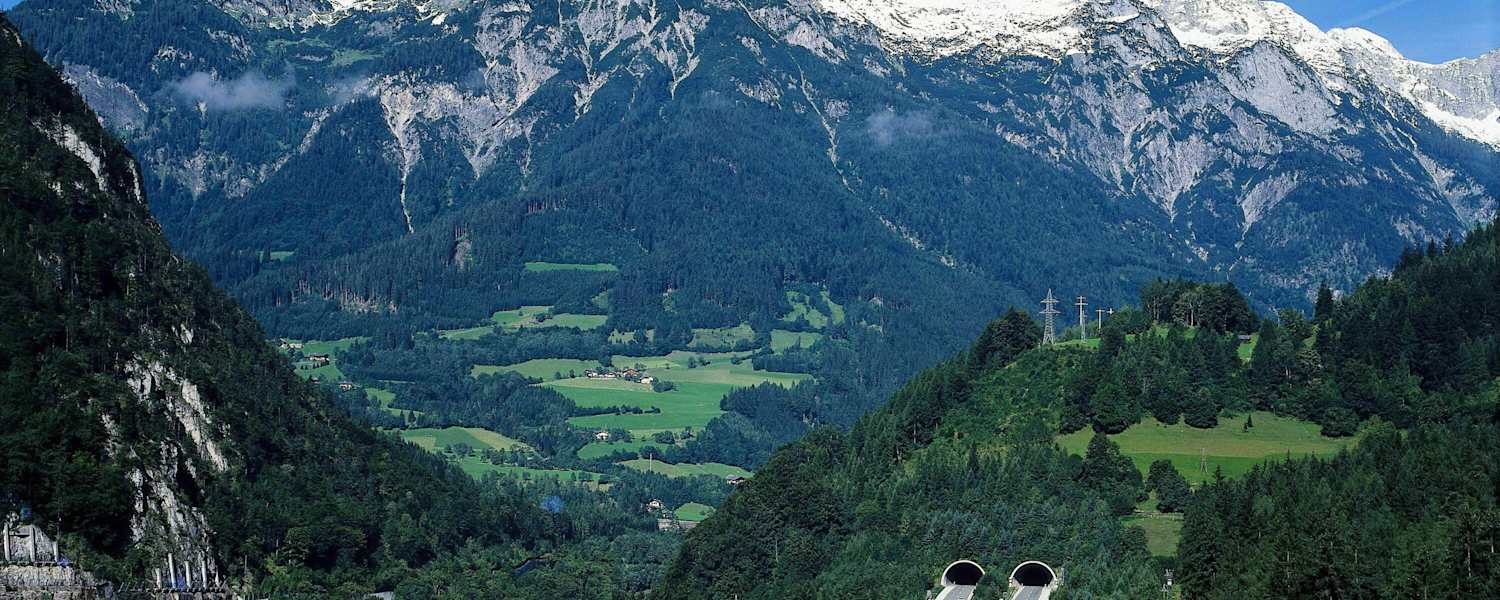 Tauernautobahn: Tunnel mit Bergpanorama in Salzburg