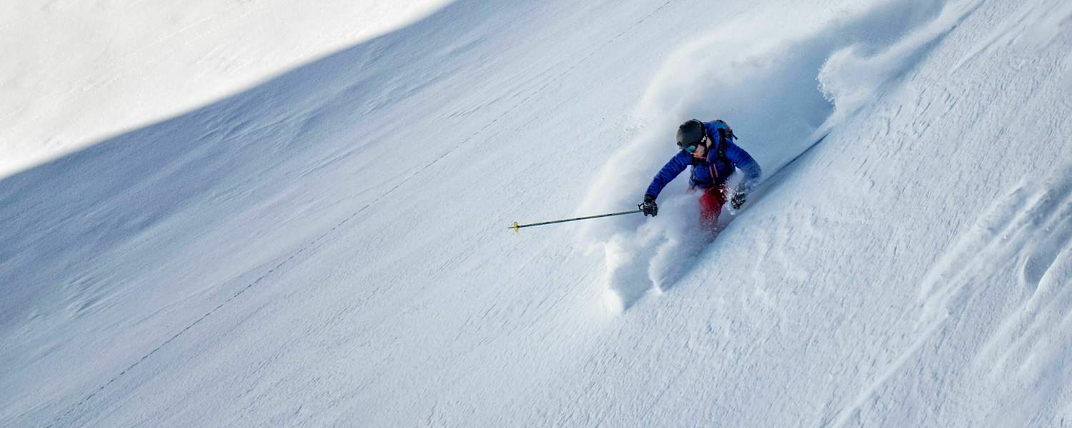 Tiefschneeabfahrt im Gelände