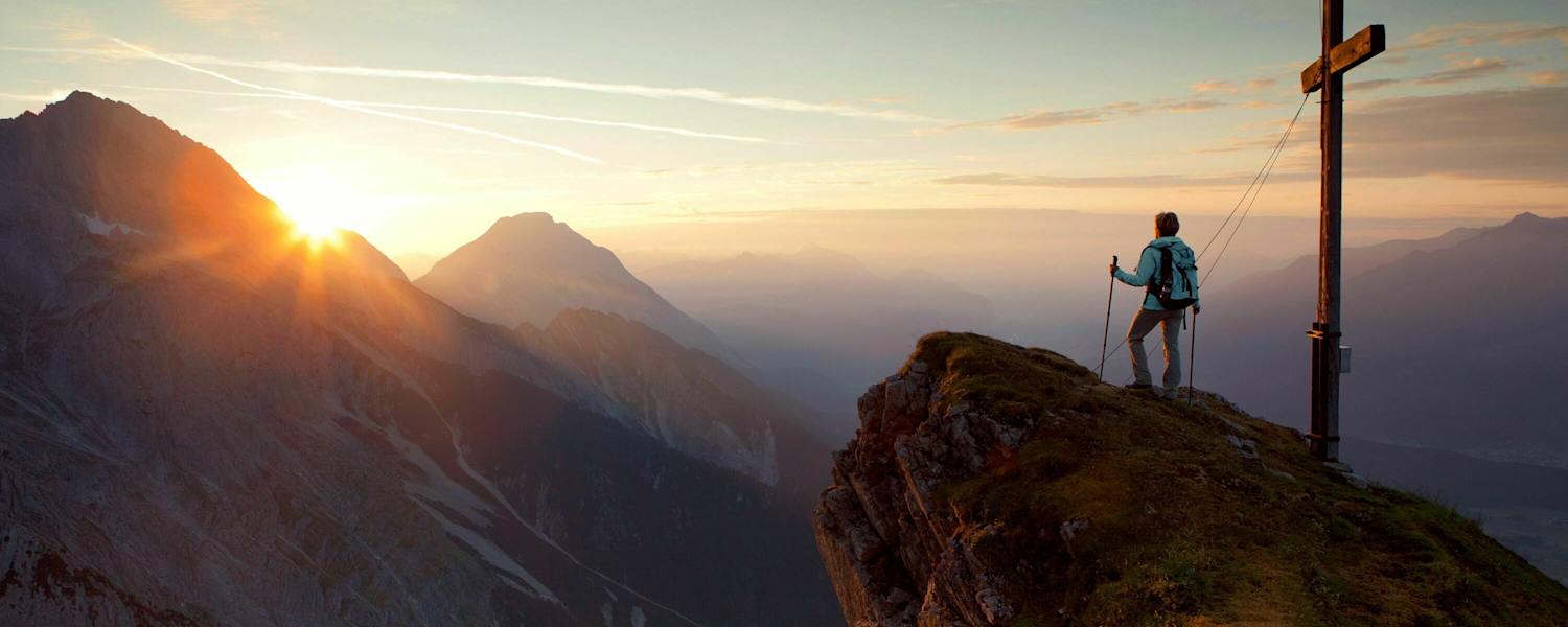 Wandern in Tirol: Sonnenaufgang über der Mieminger Kette