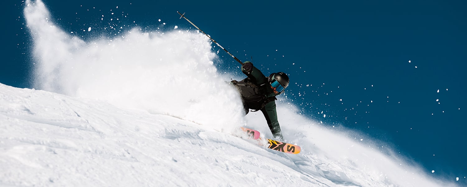 Der Skifahrer fährt auf der Off-Piste im Schnee mit der neuen Freeride-Kollektion von Salomon.