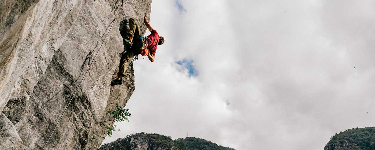 Im Tessin finden Anfänger ebenso wie erfahrene Kletterer das passende Stückchen Fels. Immer mit dabei: eine herrliche Aussicht.