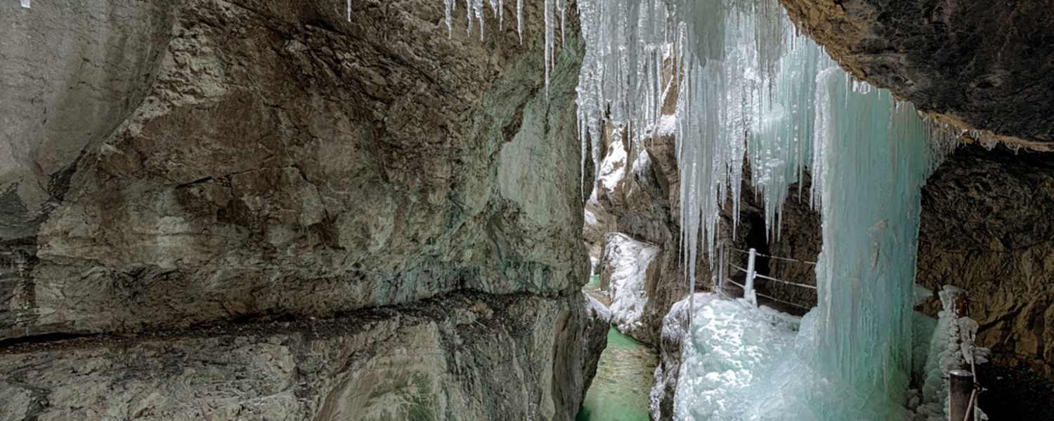 Beeindruckende Eiszapfen bilden sich im Winter in der Partnachklamm nahe Garmisch-Partenkirchen