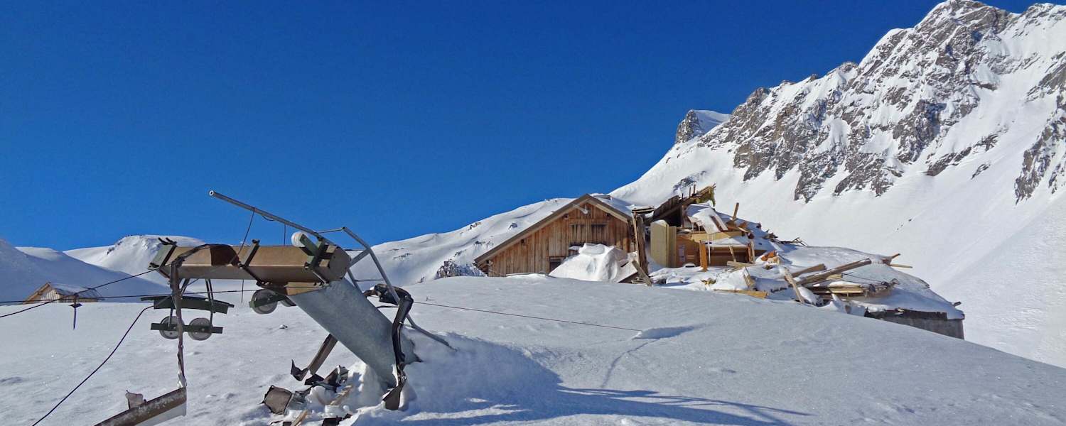 Die Totalphütte - fast zur Gänze unter der Lawine begraben