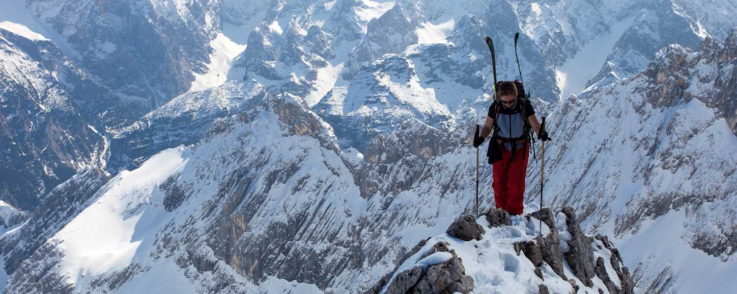 Der anspruchsvolle Aufstieg zur Gipfelkante der Alpspitze wird mit einem atemberaubenden Bergpanorama belohnt.