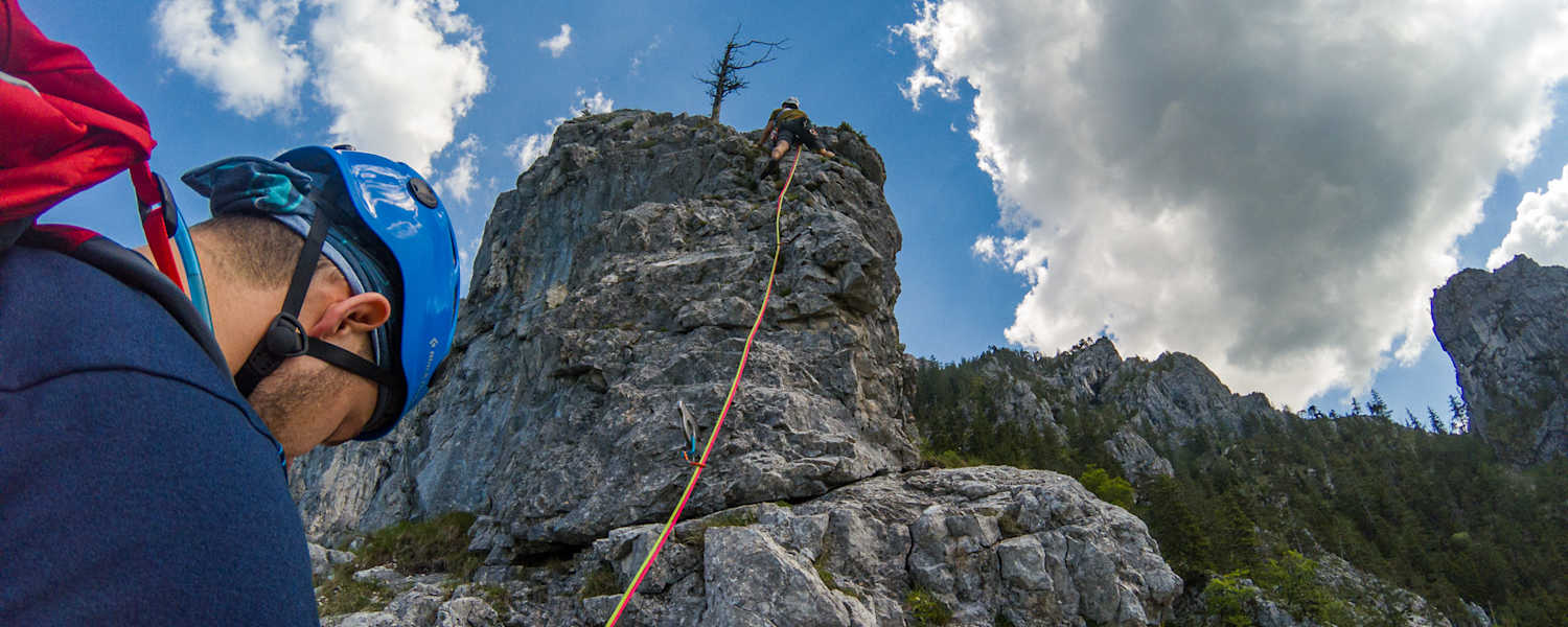 Mehrseillängentour: Kletterer am Fels