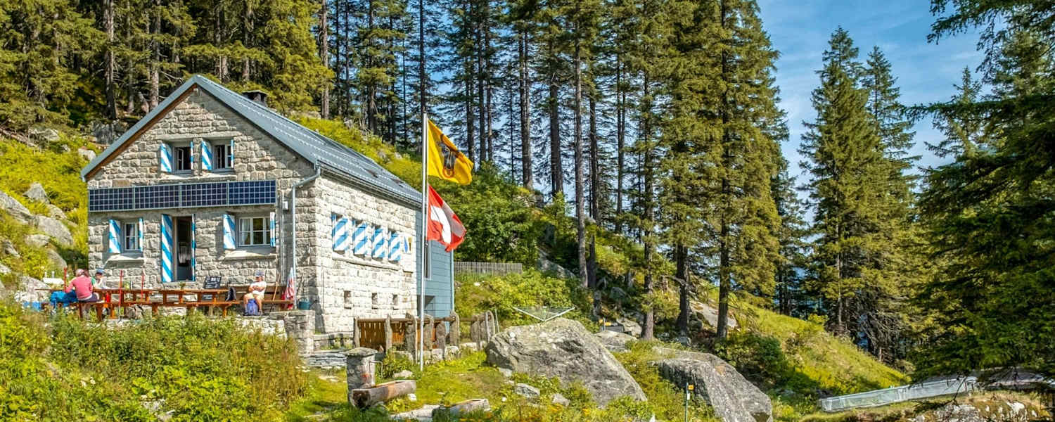 Die gemauerte Treschhütte eingebettet in den Landschaften des Fellitals.