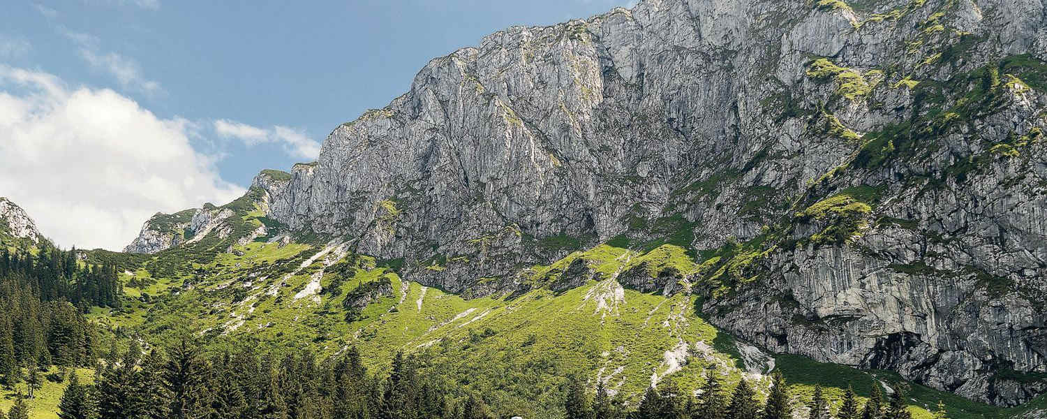 Die Tutzinger Hütte (1.327 m) unterhalb der Benediktenwand