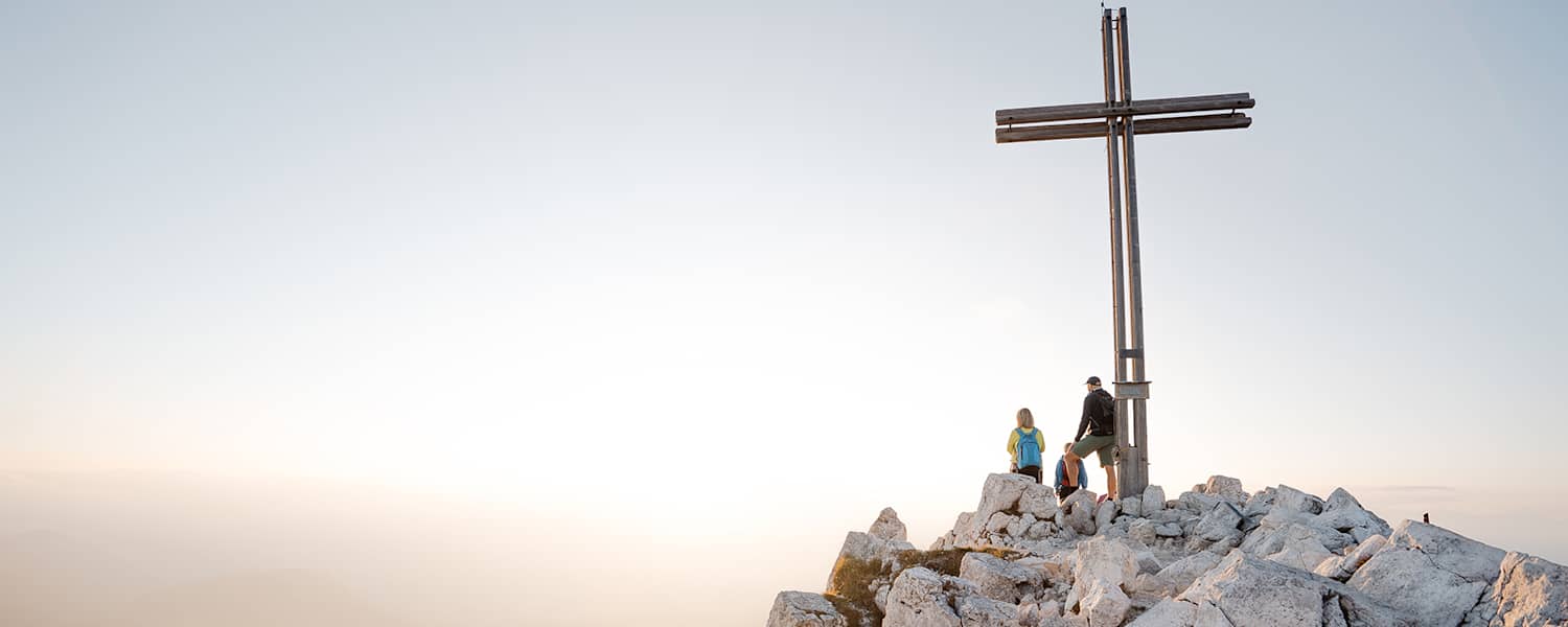 Ein farbenprächtiges Panorama erwartet Wanderer auf dem Schwarz-Weiß-Weg in Südtirol.