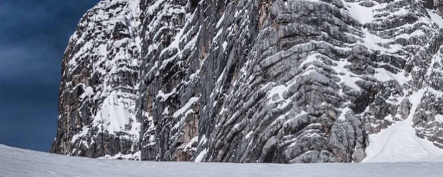 Surfen auf einer gefrorenen Welle, Dachstein Gletscher