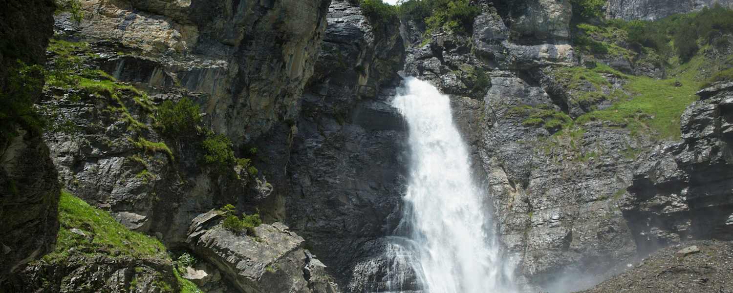 Die Wasserfälle am Panixer Stausee in der Surselva in Graubünden