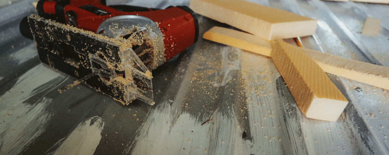 Letzte Woche verpasste Laura unserer Vanda einen zusätzliche Bodenisolierung und begann mit der Deckenkonstruktion