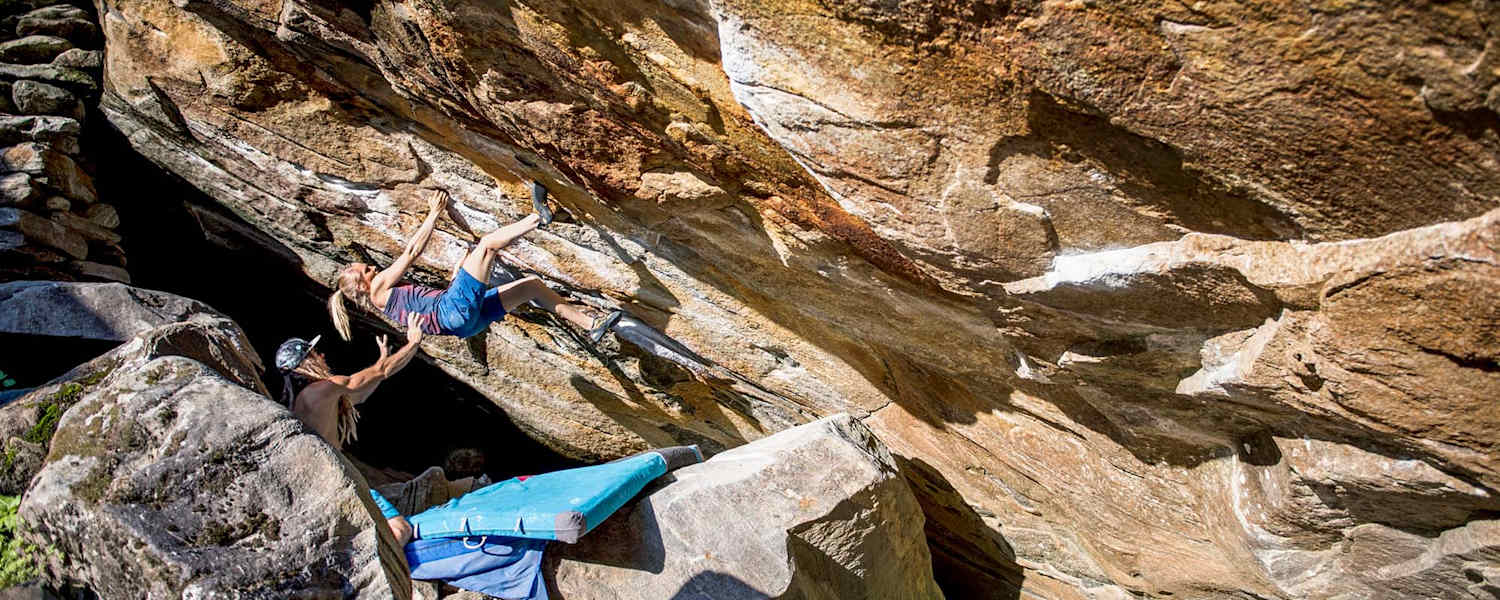 Die Autorin bouldert im Überhang.