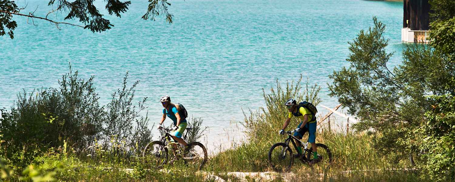 Zwei Radler vor dem Walchensee.
