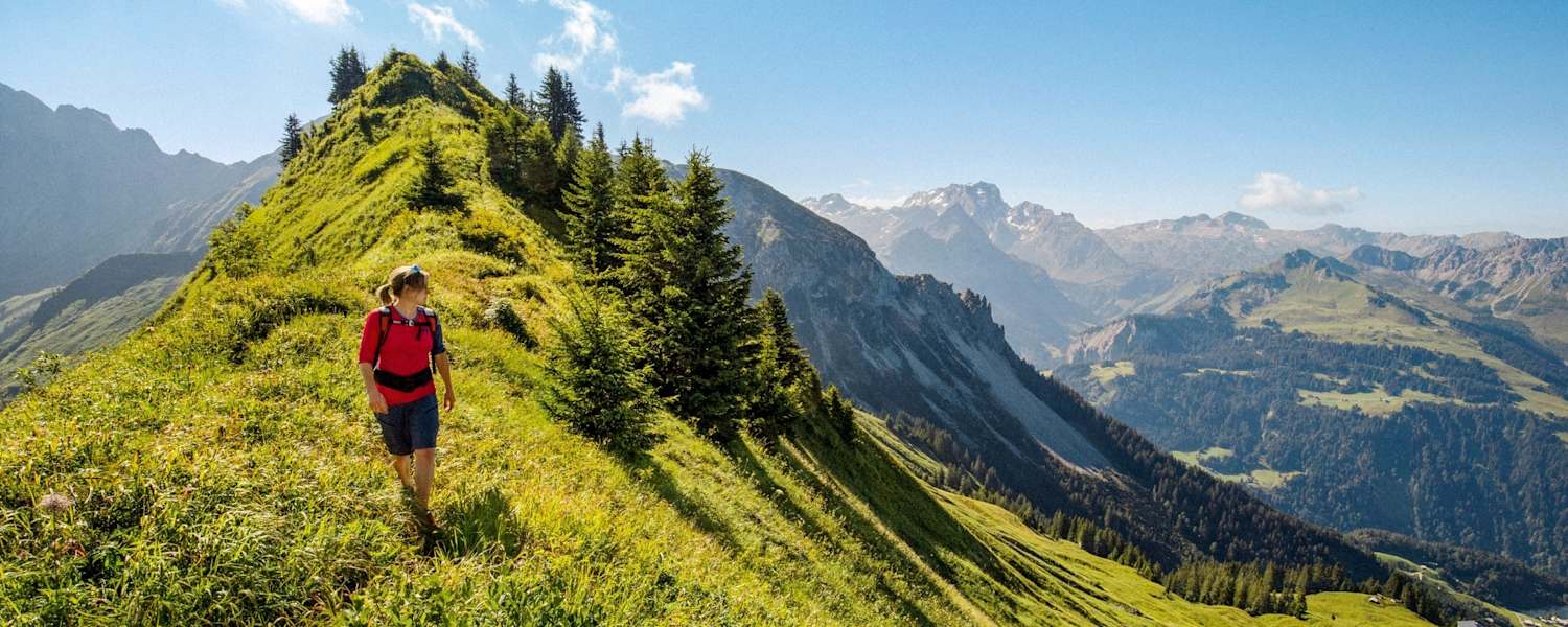 Ein Bergsteiger auf dem Wanderweg.