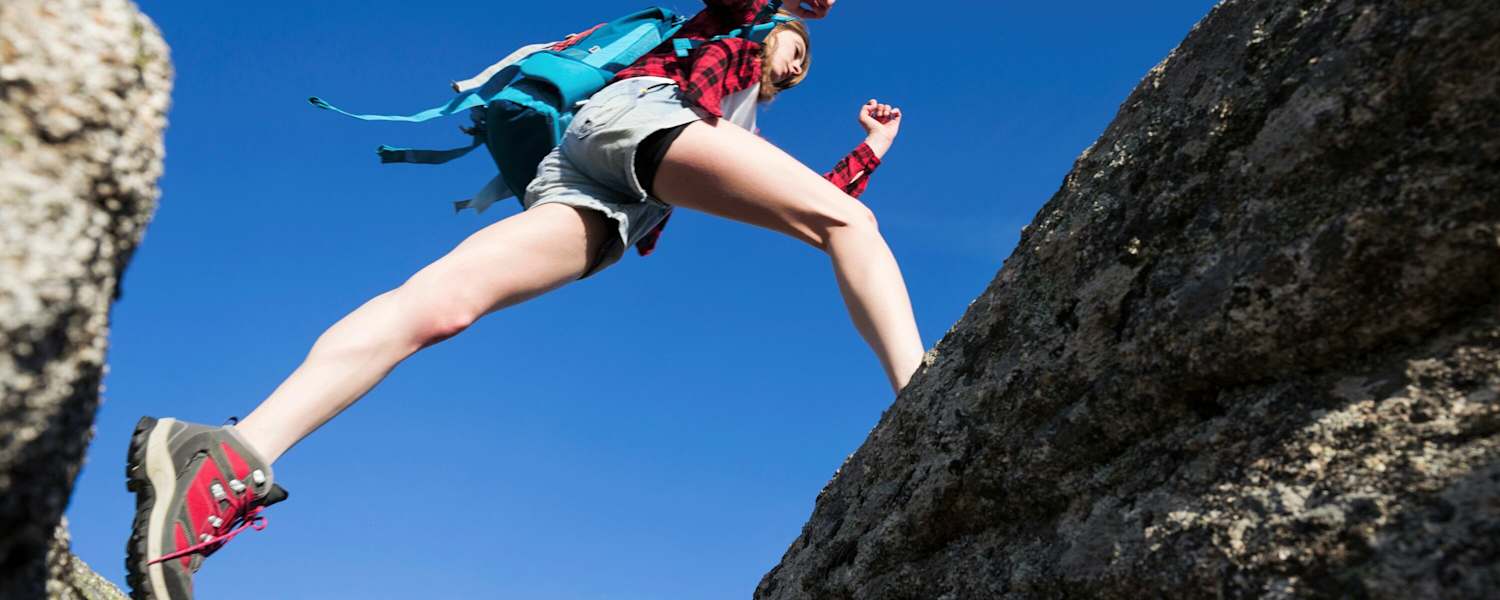 Gelenkfit in die Berge: Wanderin im Gebirge