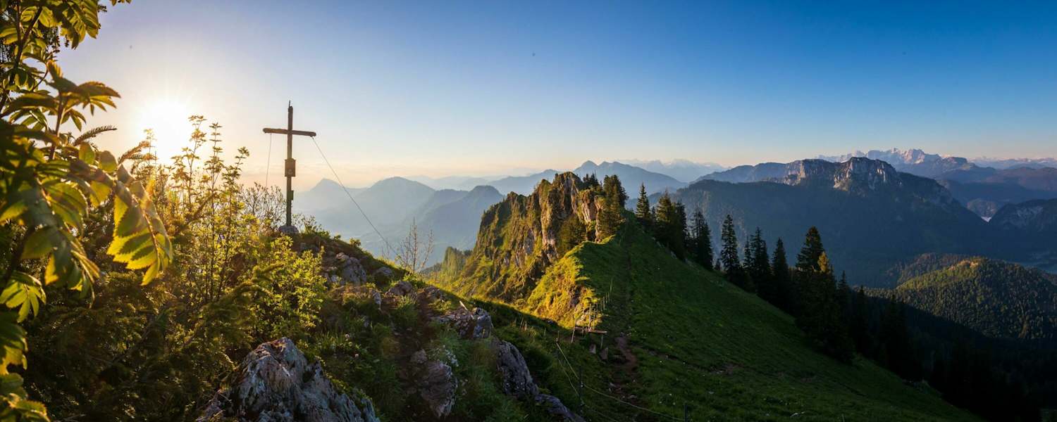 Die Chiemgauer Alpen rund um Ruhpolding bieten wunderschöne Wanderungen und Bergtouren, hier die Haaralmschneid.