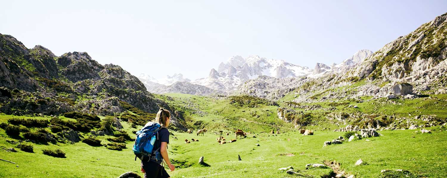 Wanderin im Nationalpark Picos de Europa in Spanien