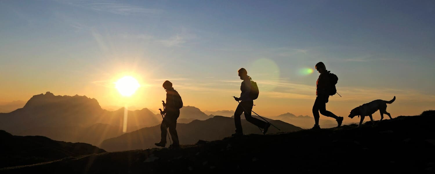 Wandern am Hochplateau Steinplatte in den Chiemgauer Alpen an der Grenze von Bayern und Tirol