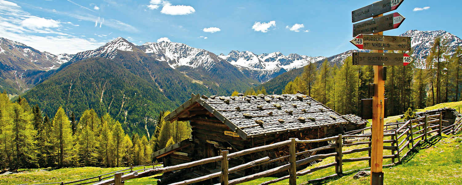 Wandern am Ultner Sonnenhang bei prachtvollem Wetter.