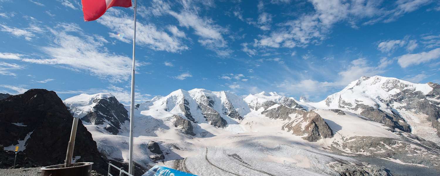 Von der Aussichtsplattform auf der Diavolezza hat man eine frei Sicht auf den Piz Palü und die Bernina Gruppe