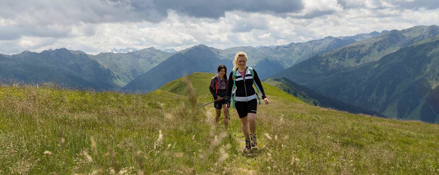Zwei Frauen wandern in der Wildschönau