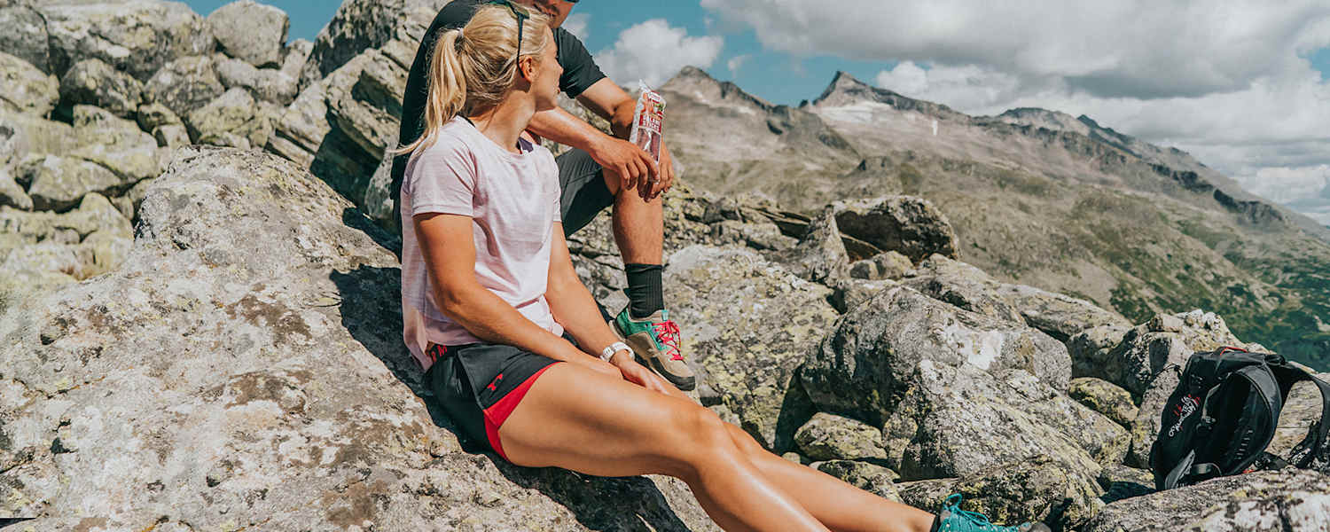 Bei einem ausgiebigen Picknick dürfen die richtigen Snacks von Loidl nicht fehlen: Alex Payer und seine Fast-Ehefrau Sabine Schöffmann wissen wie es geht.