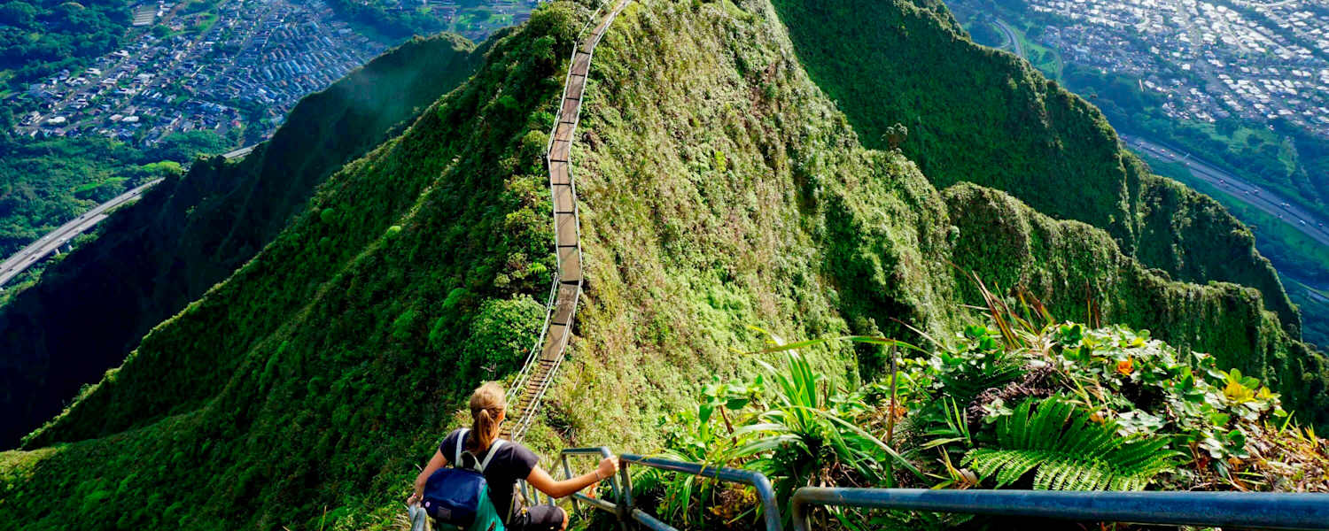 Die Haiku Stairs auf der hawaiianischen Insel Oahu