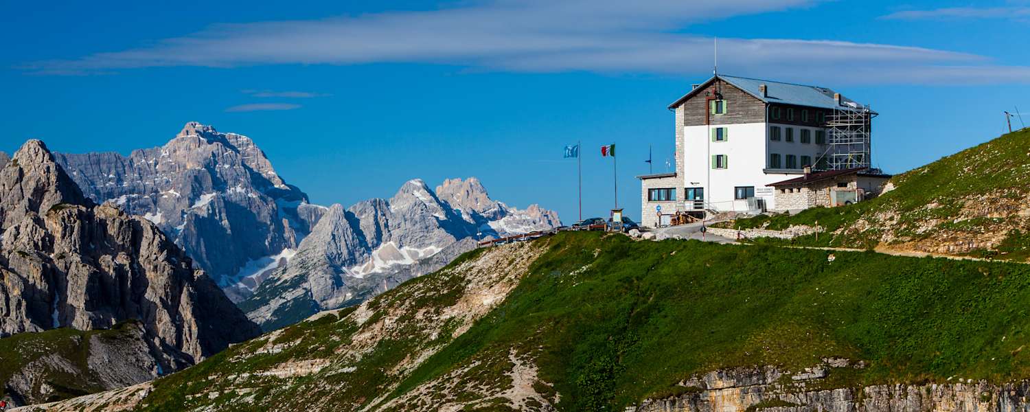 Am Fuße der berühmten Drei Zinnen: Die Auronzohütte (2.333 m)