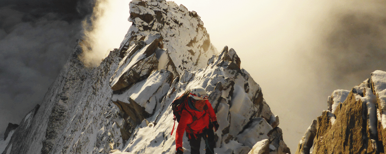 Die bergführende Traumerfüllerin Magdalena Habernig auf dem Weisshorn (4.504 m) in den Walliser Alpen