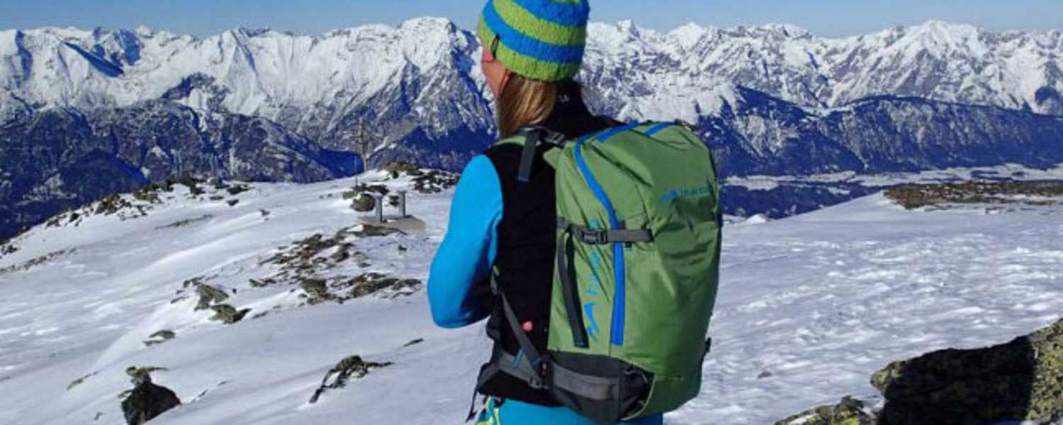 Freeriderin vor Bergpanorama