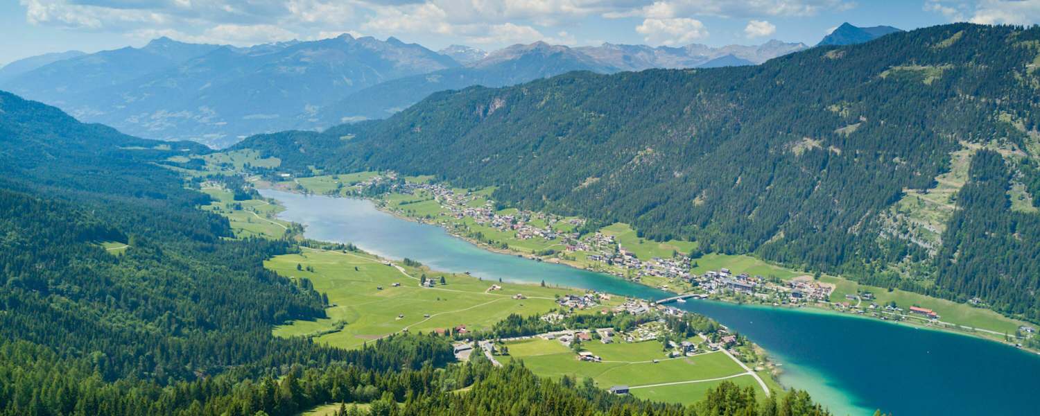 Luftaufnahme vom Weißensee in Kärnten