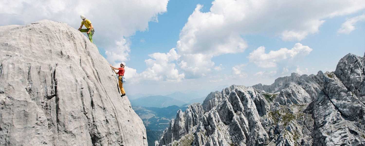 Beeindruckte Felslandschaften am Weg zum Gipfel