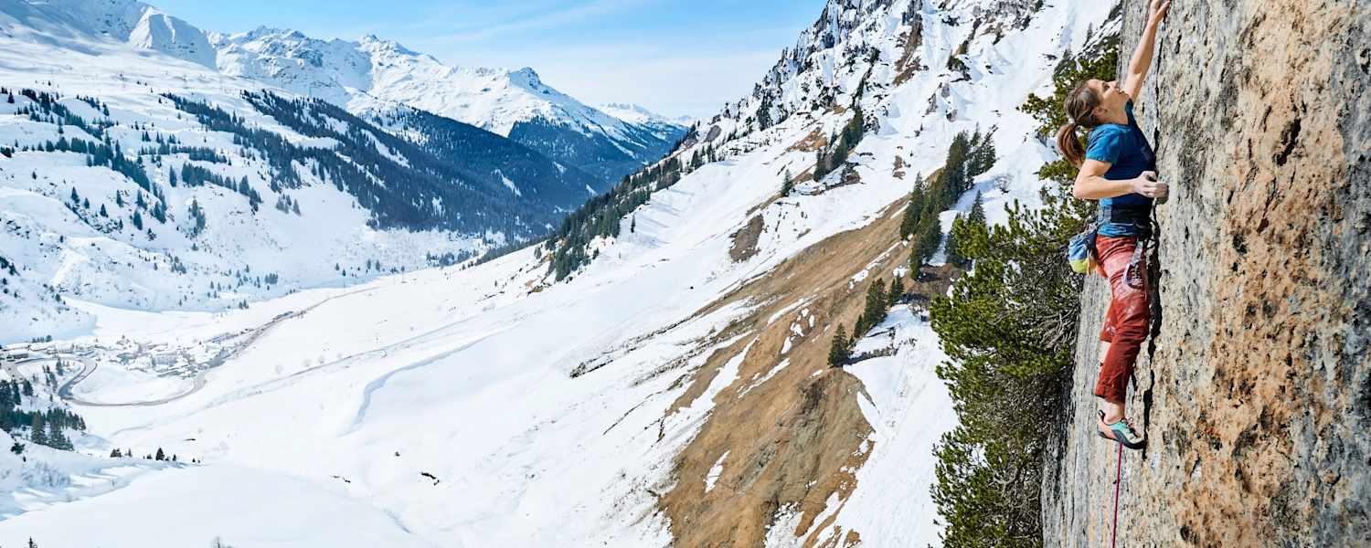 Ein Kletterer auf der steilen Felswand.