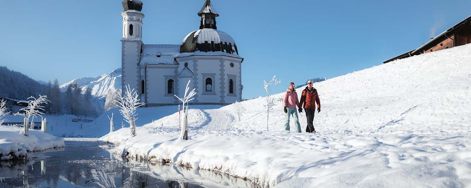 Winterwandern vor dem Seekirchl in Seefeld