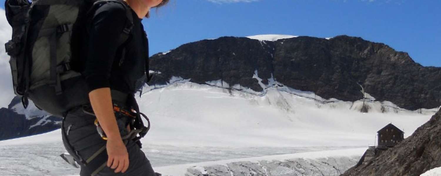 Heidi von Wettstein mit der Müllerhütte (3.145 m), die sie seit 10 Jahren führt