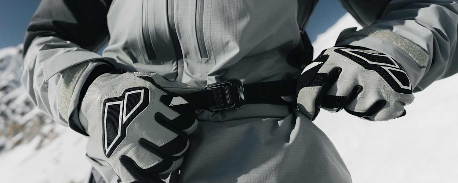 frau bindet gurt im schnee