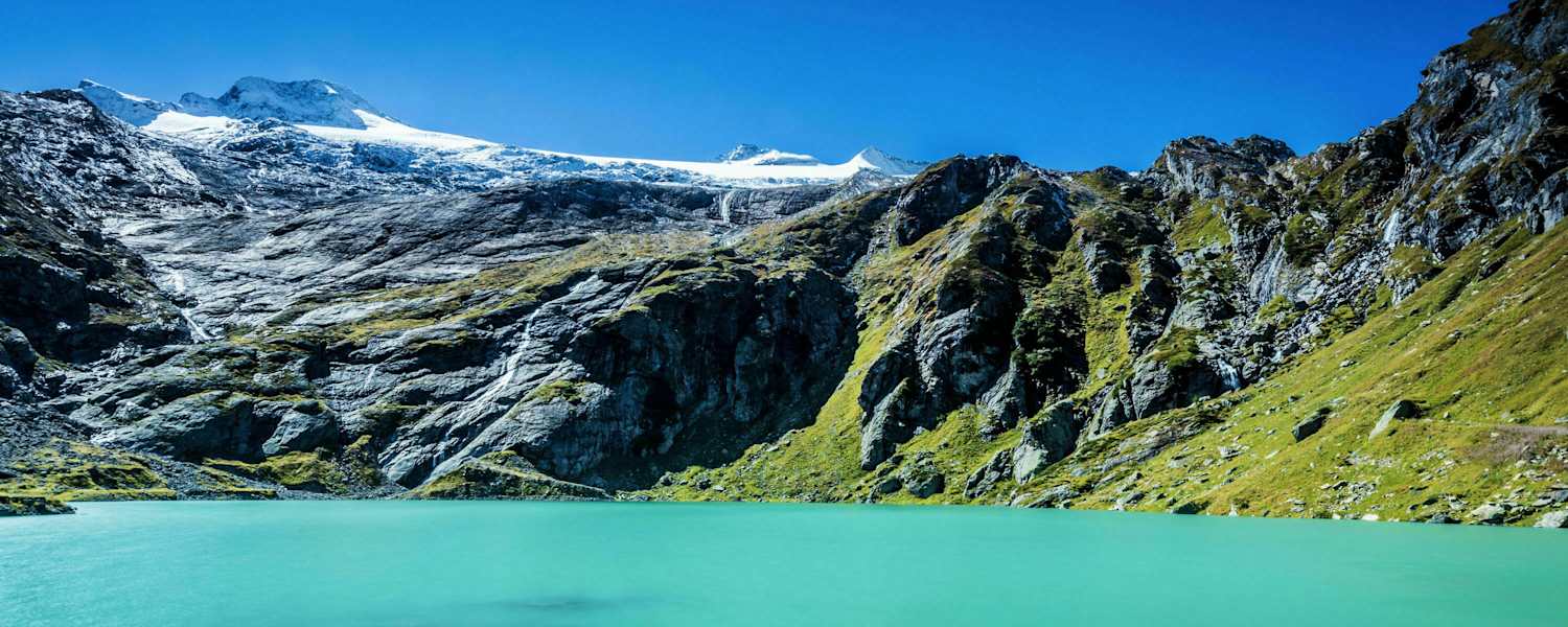 Der Zöttsee am Fuße des Basodino-Gletschers in den Tessiner Alpen