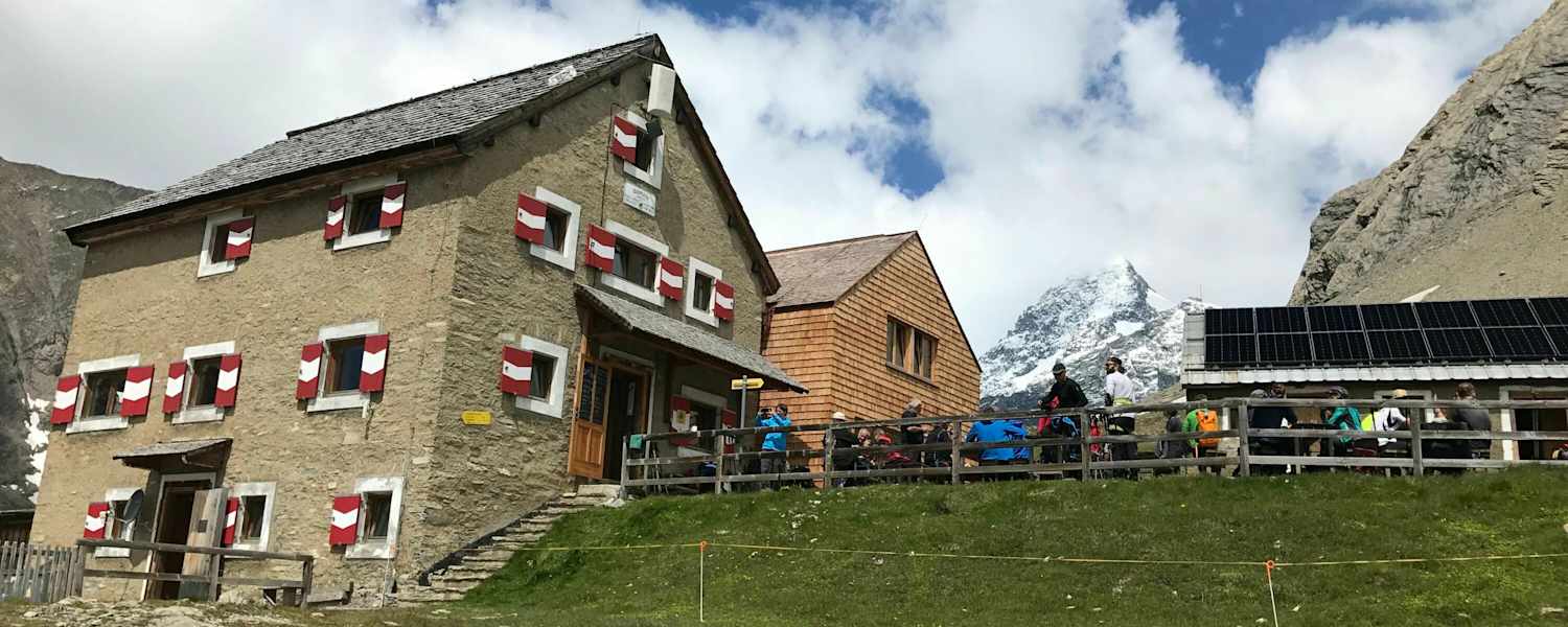 Die Salmhütte mit dem Großglockner im Hintergrund.