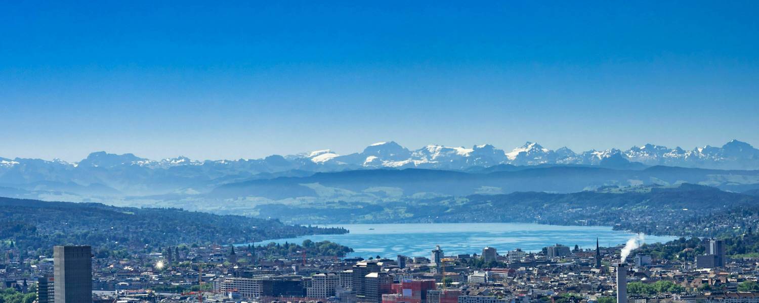 Zürich: Blick über die Stadt in die Berge
