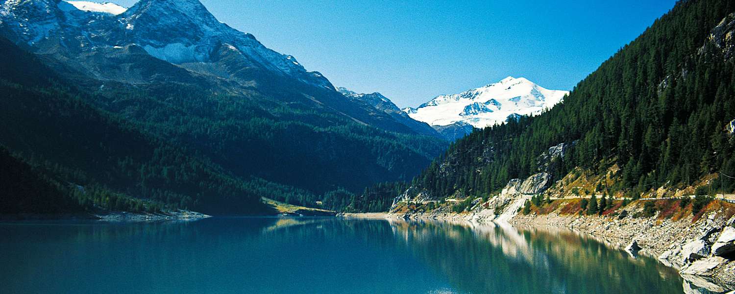 Südtirol: Zufritt-Stausee im Martelltal mit Blick auf die Zufallspitze